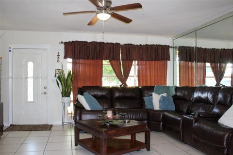 House in Pembroke Pines, Florida 4 bedrooms, 135.27 sq.m. № 1857322 - photo 7