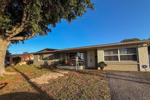 House in Pembroke Pines, Florida 4 bedrooms, 135.27 sq.m. № 1857322 - photo 2