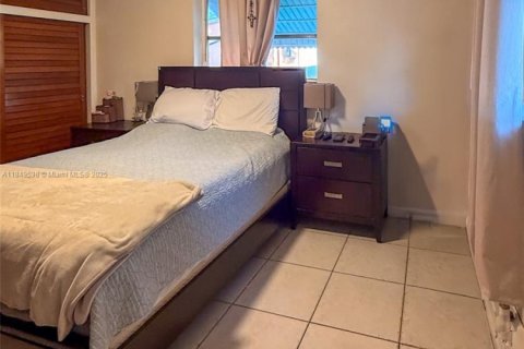 House in Pembroke Pines, Florida 4 bedrooms, 135.27 sq.m. № 1857322 - photo 17