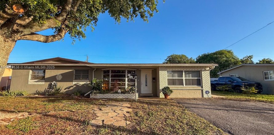 House in Pembroke Pines, Florida 4 bedrooms, 135.27 sq.m. № 1857322