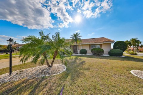 House in Sun City Center, Florida 2 bedrooms, 172.89 sq.m. № 1558366 - photo 2