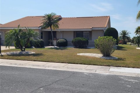 House in Sun City Center, Florida 2 bedrooms, 172.89 sq.m. № 1558366 - photo 1