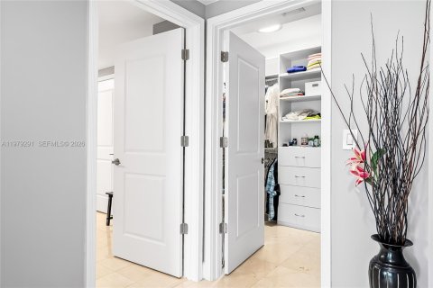 Condo in Hollywood, Florida, 3 bedrooms  № 2046191 - photo 16