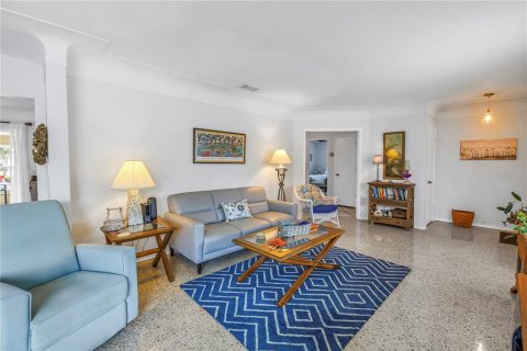 House in Saint Petersburg, Florida 2 bedrooms, 124.86 sq.m. № 1734228 - photo 6