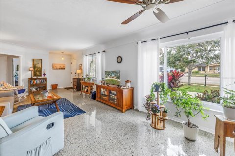House in Saint Petersburg, Florida 2 bedrooms, 124.86 sq.m. № 1734228 - photo 8