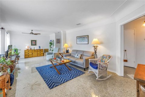 House in Saint Petersburg, Florida 2 bedrooms, 124.86 sq.m. № 1734228 - photo 4