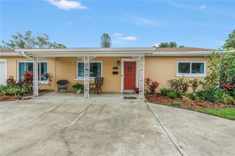 House in Saint Petersburg, Florida 2 bedrooms, 124.86 sq.m. № 1734228 - photo 1