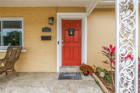 House in Saint Petersburg, Florida 2 bedrooms, 124.86 sq.m. № 1734228 - photo 3