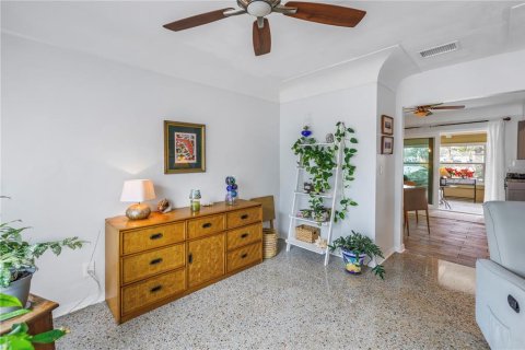 House in Saint Petersburg, Florida 2 bedrooms, 124.86 sq.m. № 1734228 - photo 10