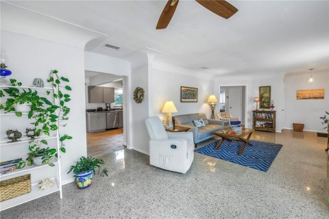 House in Saint Petersburg, Florida 2 bedrooms, 124.86 sq.m. № 1734228 - photo 9