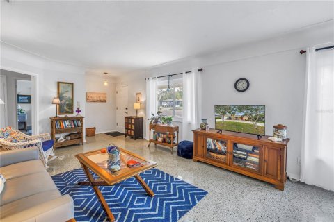 House in Saint Petersburg, Florida 2 bedrooms, 124.86 sq.m. № 1734228 - photo 7