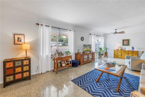 House in Saint Petersburg, Florida 2 bedrooms, 124.86 sq.m. № 1734228 - photo 5