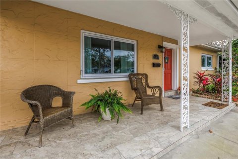 House in Saint Petersburg, Florida 2 bedrooms, 124.86 sq.m. № 1734228 - photo 2