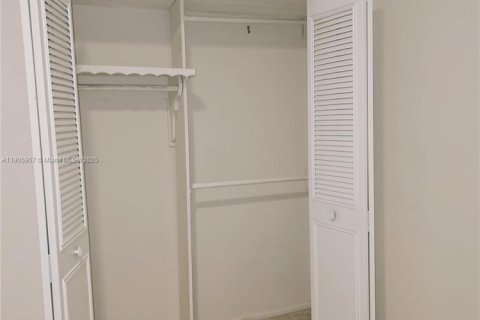 Купить кондоминиум в Лодердейл-Лейкс, Флорида 2 спальни, 96.99м2, № 2012664 - фото 15