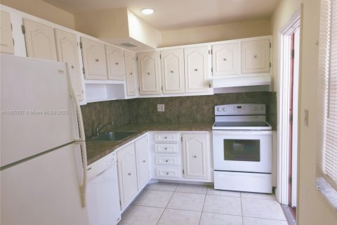 Купить кондоминиум в Лодердейл-Лейкс, Флорида 2 спальни, 96.99м2, № 2012664 - фото 24