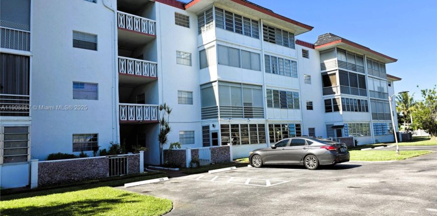 Кондоминиум с 2 спальнями в Лодердейл-Лейкс, Флорида № 2012664