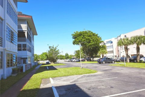 Купить кондоминиум в Лодердейл-Лейкс, Флорида 2 спальни, 96.99м2, № 2012664 - фото 30