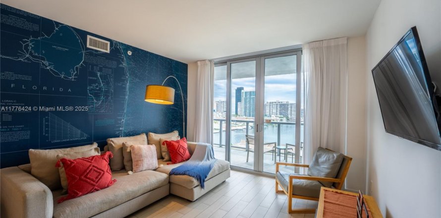 Кондоминиум с 2 спальнями в Халландейл-Бич, Флорида № 1985588