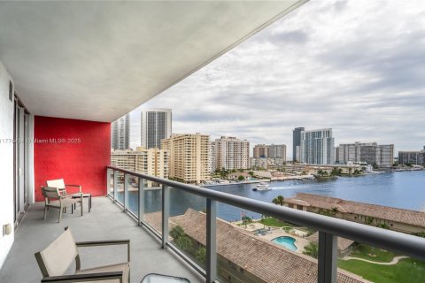 Купить кондоминиум в Халландейл-Бич, Флорида 2 спальни, 95.69м2, № 1985588 - фото 2