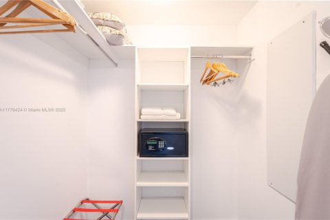 Купить кондоминиум в Халландейл-Бич, Флорида 2 спальни, 95.69м2, № 1985588 - фото 11