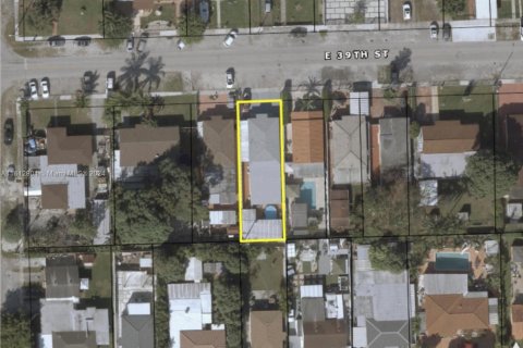 House in Hialeah, Florida 5 bedrooms, 188.41 sq.m. № 1864947 - photo 1