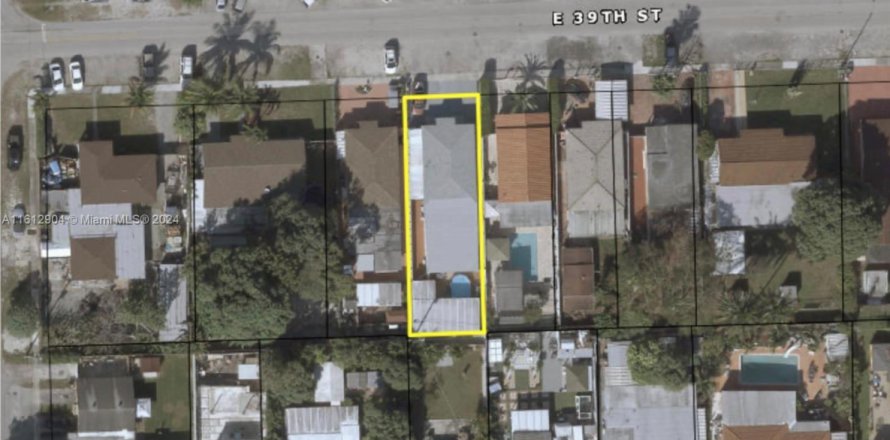 House in Hialeah, Florida 5 bedrooms, 188.41 sq.m. № 1864947