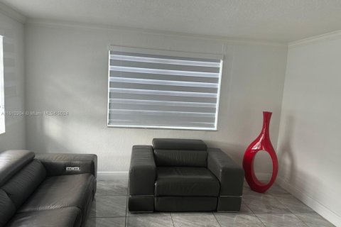 House in Hialeah, Florida 5 bedrooms, 188.41 sq.m. № 1864947 - photo 6