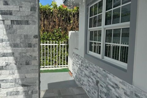 House in Hialeah, Florida 5 bedrooms, 188.41 sq.m. № 1864947 - photo 3