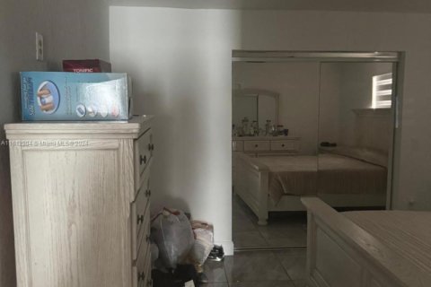House in Hialeah, Florida 5 bedrooms, 188.41 sq.m. № 1864947 - photo 9