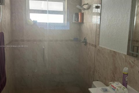 House in Hialeah, Florida 5 bedrooms, 188.41 sq.m. № 1864947 - photo 12