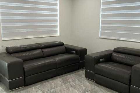 House in Hialeah, Florida 5 bedrooms, 188.41 sq.m. № 1864947 - photo 20