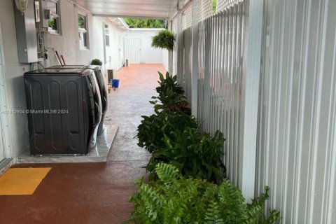 House in Hialeah, Florida 5 bedrooms, 188.41 sq.m. № 1864947 - photo 5