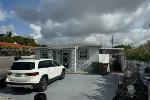 House in Hialeah, Florida 5 bedrooms, 188.41 sq.m. № 1864947 - photo 2