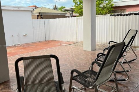 House in Hialeah, Florida 5 bedrooms, 188.41 sq.m. № 1864947 - photo 15
