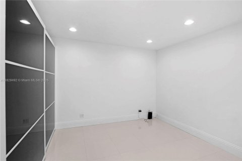 House in Fort Lauderdale, Florida 3 bedrooms, 78.04 sq.m. № 1802548 - photo 15
