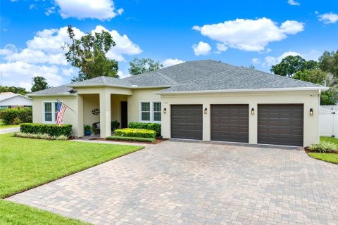 House in Apopka, Florida 4 bedrooms, 304.53 sq.m. № 1844858 - photo 1