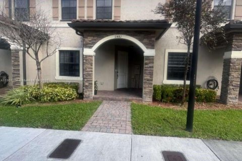 Снять в аренду таунхаус в Хомстед, Флорида 3 спальни, 154.12м2, № 1951450 - фото 1