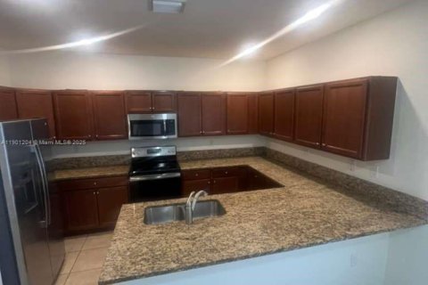 Снять в аренду таунхаус в Хомстед, Флорида 3 спальни, 154.12м2, № 1951450 - фото 3