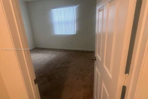 Снять в аренду таунхаус в Хомстед, Флорида 3 спальни, 154.12м2, № 1951450 - фото 8