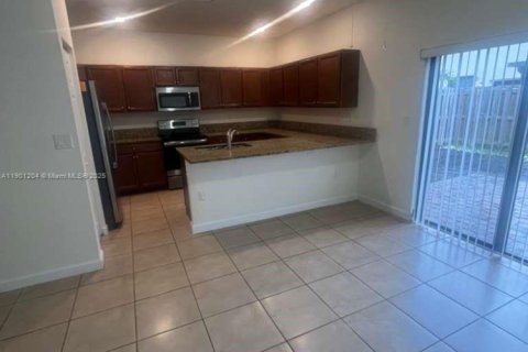 Снять в аренду таунхаус в Хомстед, Флорида 3 спальни, 154.12м2, № 1951450 - фото 4