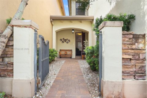 Touwnhouse à vendre à Cutler Bay, Floride: 4 chambres, 204.48 m2 № 2192784 - photo 4