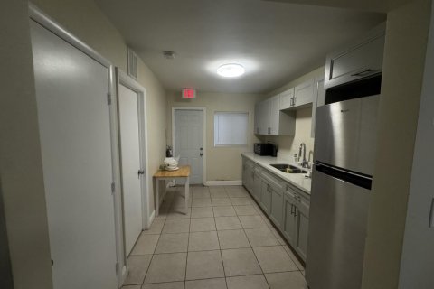 Commercial property in Oakland Park, Florida № 2400002 - photo 17