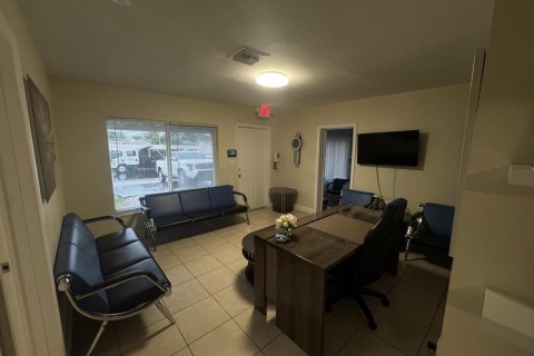 Commercial property in Oakland Park, Florida № 2400002 - photo 14