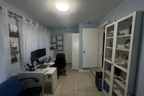 Commercial property in Oakland Park, Florida № 2400002 - photo 15