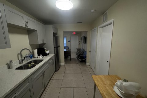 Commercial property in Oakland Park, Florida № 2400002 - photo 18