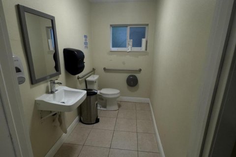 Commercial property in Oakland Park, Florida № 2400002 - photo 26