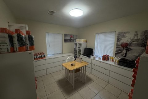 Commercial property in Oakland Park, Florida № 2400002 - photo 24