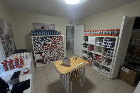 Commercial property in Oakland Park, Florida № 2400002 - photo 25