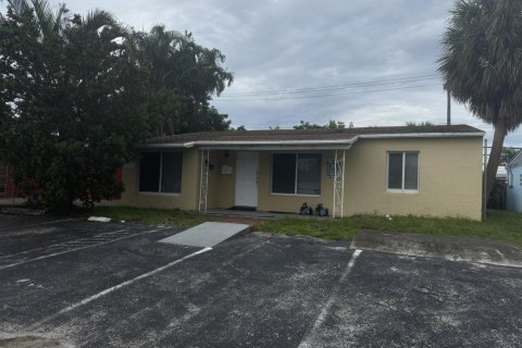 Commercial property in Oakland Park, Florida № 2400002 - photo 4