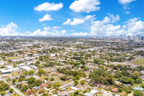 Commercial property in Hallandale Beach, Florida 159.42 sq.m. № 1986660 - photo 18